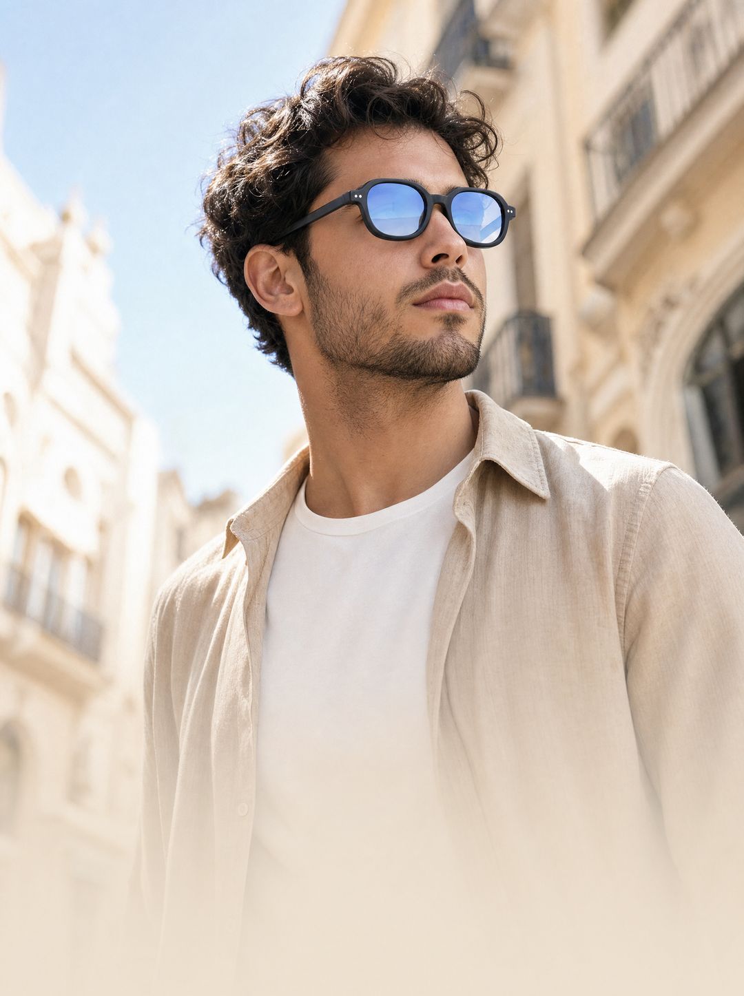 رجل شاب واثق في شارع مشمس يرتدي نظارة THOMAS BLUE